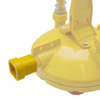 Łączenie regulatora ciśnienia z kwadratową rurą 28x28 mm w systemach pojenia