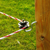 Izolator narożny z rolką, wkręcany, do słupków drewnianych