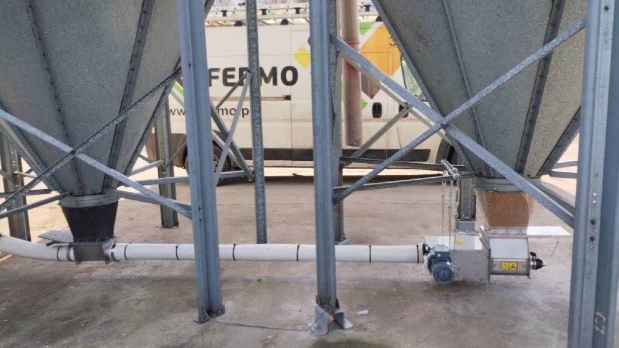 dozownik ziarna pod silosem