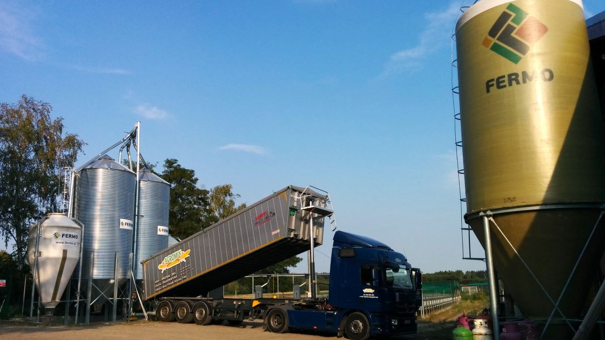 Ferma drobiu wyposażona w silosy