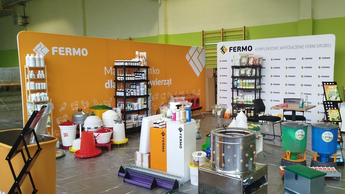 Stoisko fermo na wystawie gołębi w Kaliszu